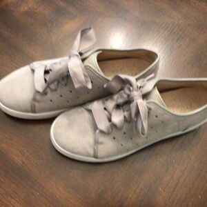 Women’s size 6 Vionic casual sneakers